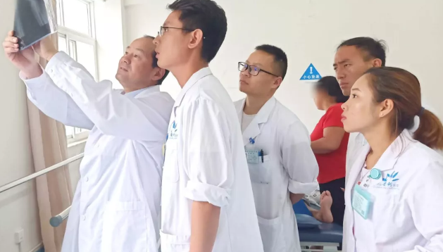 云南省康復(fù)三級體系項目中心葉斌團隊到保山安利醫(yī)院進行學科建設(shè)、業(yè)務(wù)指導(dǎo)及板橋中心衛(wèi)生院示范單位評審驗收并授牌