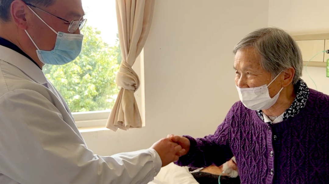 【保山安利醫(yī)院】百歲老人15年后再次到院做手術(shù)，老伴深表謝意“感謝你們給了他第二次生命”！