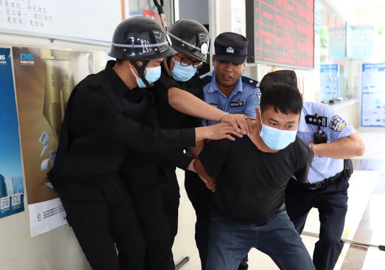 警醫(yī)聯(lián)動(dòng)丨反恐防暴應(yīng)急演練，筑牢醫(yī)院安全防線