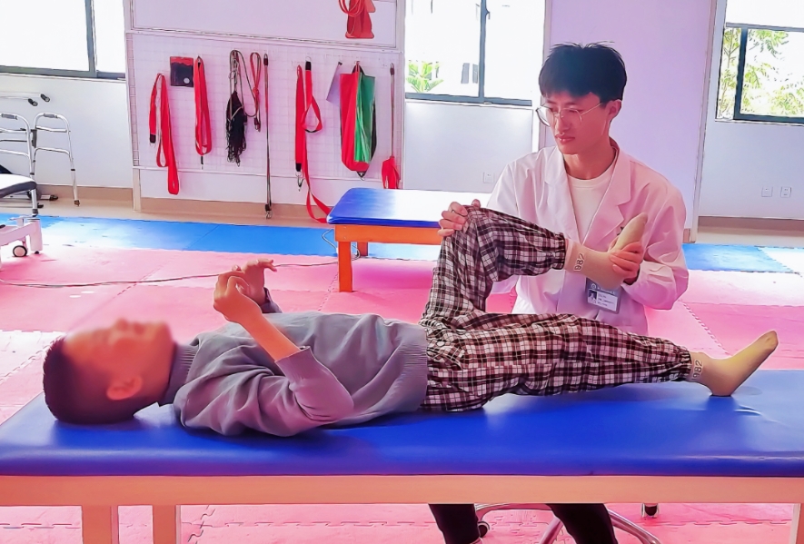 西藏12歲腦癱女孩千里求醫(yī)，綜合康復(fù)治療顯成效